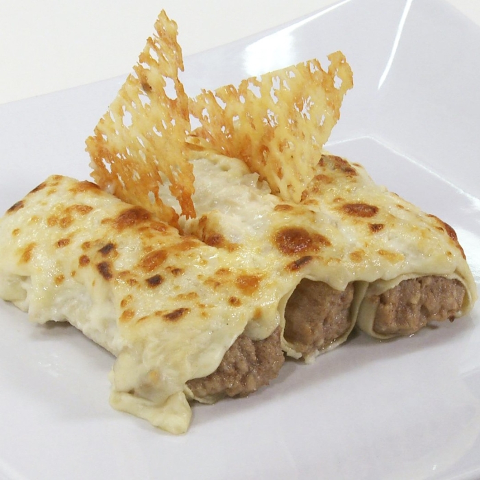 Rindfleisch-Cannelloni mit Steinpilz-Béchamelsauce und Manchego-Käse