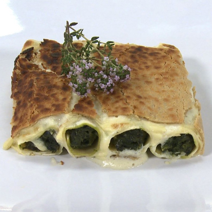 Gratinierte Spinat-Cannelloni mit Pinienkernen und Sultaninen mit Thymian-Béchamelsauce und veganem Käse
