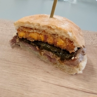 Rindfleisch Pepito mit Käse und Speck Knuspriger Burger