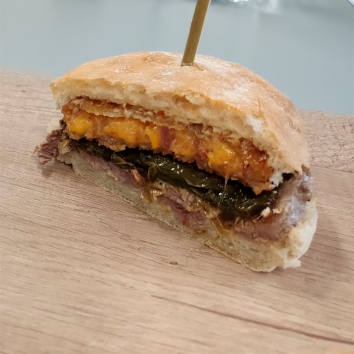 Rindfleisch Pepito mit Käse und Speck Knuspriger Burger