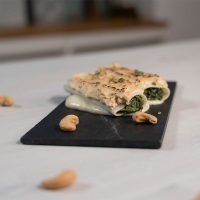 Spinat-Cannelloni mit Thymian-Béchamelsauce und veganem Cashew-Käse
